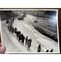 - FOTOGRAFIA ANNI 50 - FUNERALE IN CAMPAGNA - PROCESSIONE - 23,5 X 17,5 CM -