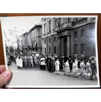 - FOTOGRAFIA ANNI 50 - FUNERALE IN CITTA' - PROCESSIONE - 23,5 X 17,5 CM -