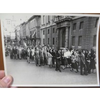 - FOTOGRAFIA ANNI 50 - FUNERALE - - PROCESSIONE - 23,5 X 17,5 CM