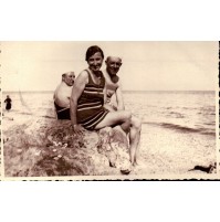 1920ca - FOTO DI FAMIGLIA SU SCOGLI AL MARE 