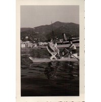 1930ca - FOTO DI RAGAZZO SU MOSCONE DAVANTI A PANFILO AL LARGO DI ALASSIO -