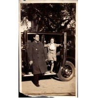 1932 - FOTOGRAFIA DI PAPA' E FIGLIA DAVANTI A VECCHIA AUTOMOBILE -