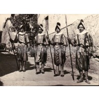 1950ca - FOTO DI GRUPPO DI FIGURANTI GUARDIE DEL PAPA A CAMPOCHIESA ALBENGA