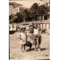 1954 - FOTO DI RAGAZZI AD ALASSIO - IN RIVA AL MARE CON BAMBINI