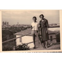 1958 - FOTO MADRE E FIGLIO CON PANORAMA DI ALBENGA 1958