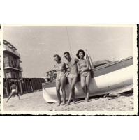 196ca - FOTO DI RAGAZZI SULLA SPIAGGIA DI ALBENGA -