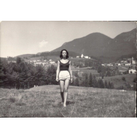 ANNI '60 - BELLA RAGAZZA IN TRENTINO SULLO SFONDO DAIANO