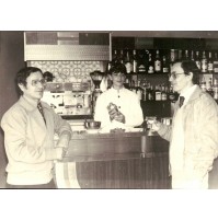 ANNI '70 PREPARAZIONE DA PARTE DI GIOVANE BARMAN DI COCKTAIL - CAFFE' FAEMA 