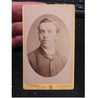 ANTICA FOTO CARTONATA - RAGAZZO INGLESE -FOTOGRAFO DI HULL - 6,2 X 10,2 Cm -