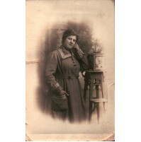 ANTICA FOTOGRAFIA 1918 - RAGAZZA IN STUDIO FOTOGRAFICO - 