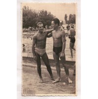 CARTOLINA FOTOGRAFICA - COPPIA DI AMICI IN PISCINA A MERANO BOLZANO VG 1942