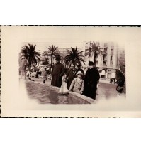 FOTO ANNI 30 - FAMIGLIA DAVANTI A FONTANA - FRANCIA 