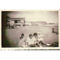 FOTO ANNI 30 - GRUPPO DI BAMBINE IN SPIAGGIA LIGURE 