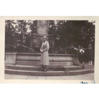 FOTO ANNI '30 - RAGAZZA DAVANTI A FONTANA -         C11-1034