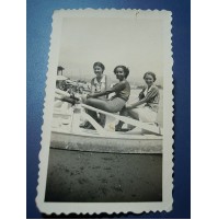 FOTO ANNI '30 - RAGAZZE SU MOSCONE BARCA AL MARE IN SPIAGGIA