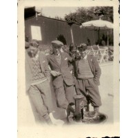 FOTO ANNI 30 - RAGAZZI SORRIDENTI DAVANTI A FONTANELLA - 6,2 X 4,7 CM