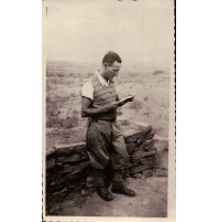 FOTO ANNI 40 - RAGAZZO CHE LEGGE UNA LETTERA - FOTOGRAFO DI ALBENGA 