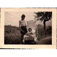 FOTO ANNI '50 - BAMBINO CON FRATELLINO SU CARROZZINA - 