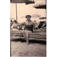 FOTO ANNI '50 --- BELLA RAGAZZA SORRIDENTE AL MARE ---