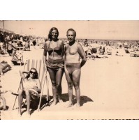 FOTO ANNI 50 - DUE RAGAZZE E SIGNORE IN SPIAGGIA AFFOLLATA 