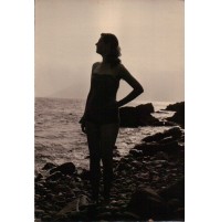 FOTO ANNI '50 --- RAGAZZA AL MARE IN CONTROLUCE  ---