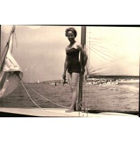 FOTO ANNI '50 --- RAGAZZA AL MARE SU BARCA A VELA  ---