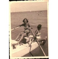 FOTO ANNI 50 - RAGAZZA SU MOSCONE AL MARE IN ADRIATICO