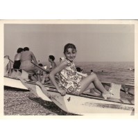 FOTO ANNI '50 - RAGAZZINA SORRIDENTE AL MARE DI ALBISOLA SAVONA