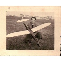 FOTO ANNI '50 - RAGAZZO CON AEROMODELLO - AEROPLANO - 