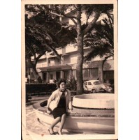 FOTO ANNI '50 - SIGNORA AD ALASSIO DAVANTI A FONANA -  C10-1060