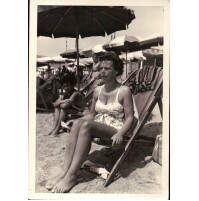 FOTO ANNI '50 - SIGNORA IN COSTUME DA BAGNO SU SEDIA SDRAIO AL MARE - 