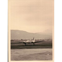FOTO ANNI '60 - AEROPLANO DOPPIA ELICA IN AEROPORTO - 