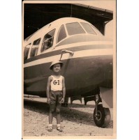 FOTO ANNI 60 - BAMBINA DAVANTI AD AEROPLANO - 