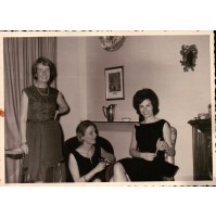 FOTO ANNI 60 - FESTA FATTA IN CASA CON PERSONE ELEGANTI