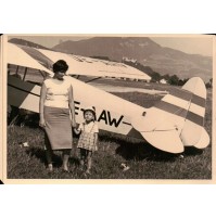 FOTO ANNI '60 - RAGAZZA E BAMBINA DAVANTI A BIPLANO IN AEROPORTO 