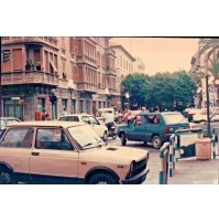 FOTO ANNI '90 - ALBENGA PIAZZA DEL POPOLO AUTOBIANCHI PANDA Y10