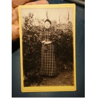 FOTO CARTONATA ANNI '30 - RAGAZZA CON BEL VESTITO A QUADRETTI - 