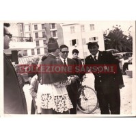 FOTO DEGLI ANNI '50 VIGILE URBANO CON VESCOVO - ALBENGA -  
