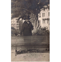 FOTO DEL 1920 - RAGAZZA CON VESTITO NERO E PANCHINA -