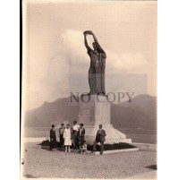 FOTO DEL 1927 - INTRA SUL LAGO MAGGIORE -  DAVANTI A MONUMENTO WWI  C9-1148