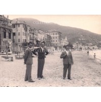 FOTO DEL 1950ca - ALASSIO - AMICI IN SPIAGGIA -