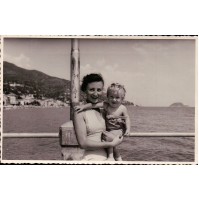 FOTO DEL 1950ca - BAMBINO E LA SUA MAMMA AD ALASSIO - 