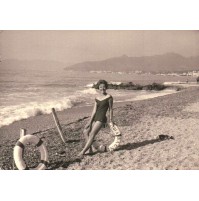 FOTO DEL 1950ca - RAGAZZA AL MARE APPOGGIATA A SALVAGENTE