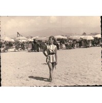 FOTO DEL 1950ca - RAGAZZA AL MARE DAI BAGNI FIORENZA