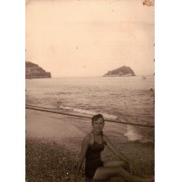 FOTO DEL 1950ca - RAGAZZA AL MARE DAVANTI ALL'ISOLA DI BERGEGGI LIGURIA