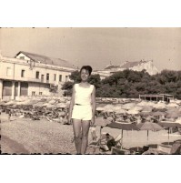 FOTO DEL 1950ca - RAGAZZA AL MARE DI LOANO SAVONA