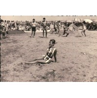 FOTO DEL 1950ca - RAGAZZA AL MARE SDRAIATA SULLA SABBIA