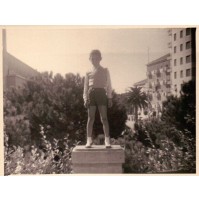 FOTO DEL 1955 - BAMBINO FOTOGRAFATO VICINO ALLA STAZIONE DI ALBENGA