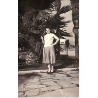 FOTO DEL 1959 - RAGAZZA SUL LUNGOMARE DI LOANO - C9-1363