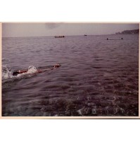 FOTO DEL 1963 - RAGAZZO CHE NUOTA AL MARE DI MENTONE MENTON 